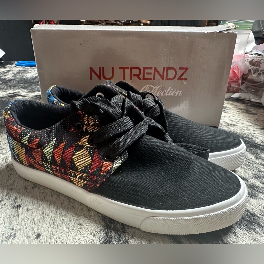 NEW NU Trendz Southwest Canvas Lace up Shoes Sz 5